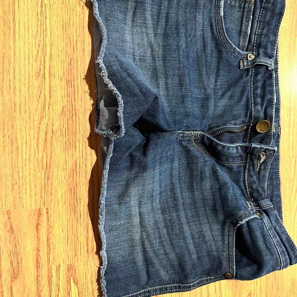 Kut from the Kloth Frayed Shorts Size:6 - Picture 2 of 7